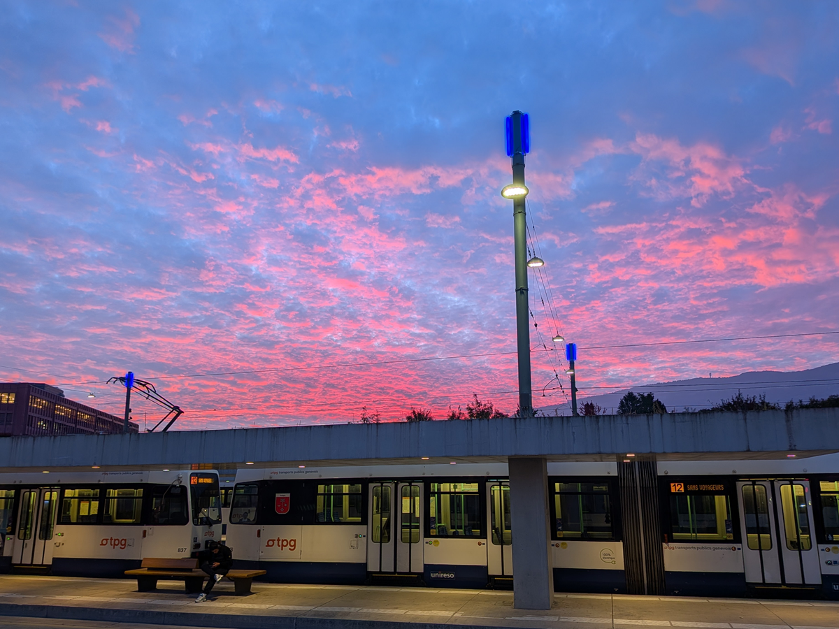 Lever du soleil sur un quai de tram.